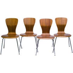 Ensemble assorti de quatre chaises Nikke rares:: conçues en 1958 par Tapio Wirkkala