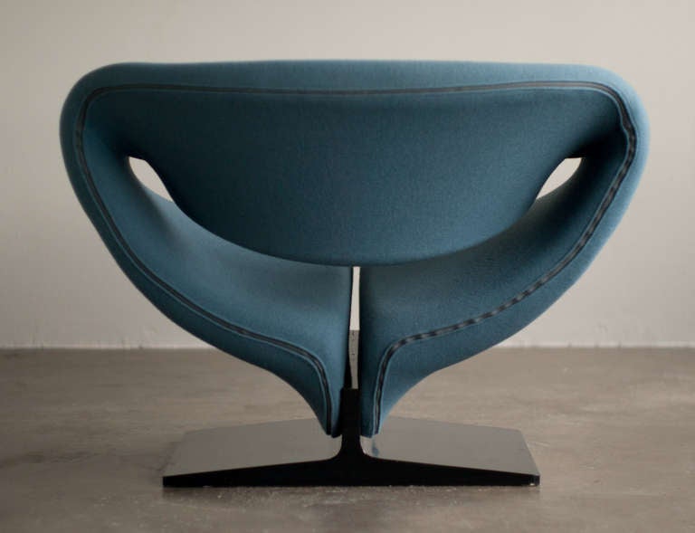 Ribbon Chair designed in 1966 by Pierre Paulin for Artifort 1