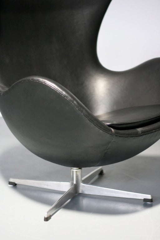 Egg chair, Arne Jacobsen for Fritz Hansen 1