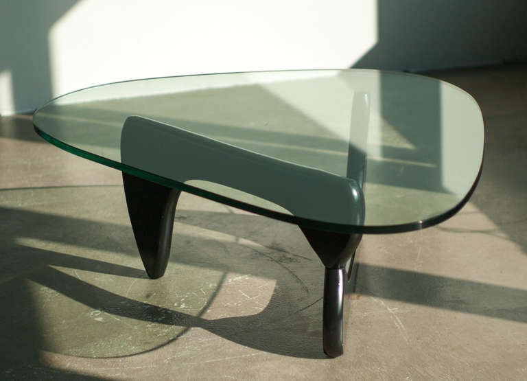 Glass IN-50 coffee table designed by Isamu Noguchi for Herman Miller