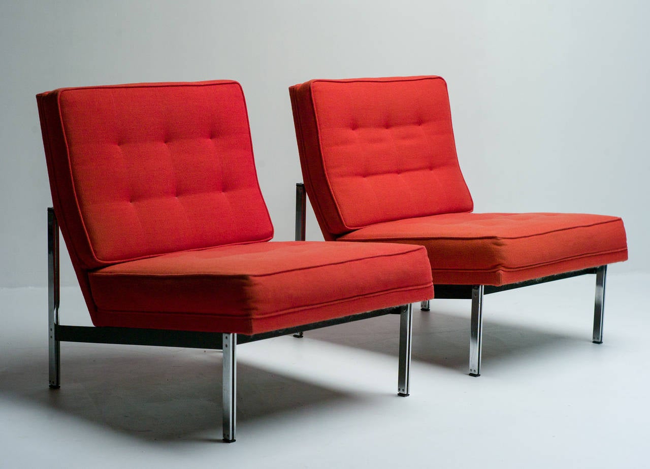 Chaises de bar parallèles conçues en 1955 par Florence Knoll et produites par Knoll International. Modèle n° 51:: produit de 1955 à 1973. 
Assorti au canapé 2 places que nous avons également. 
Nous offrons une mise en caisse de qualité musée et une