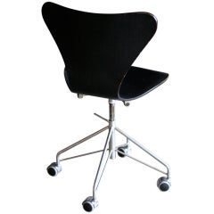 7 Series desk chair designed by Arne Jacobsen for Fritz Hansen.