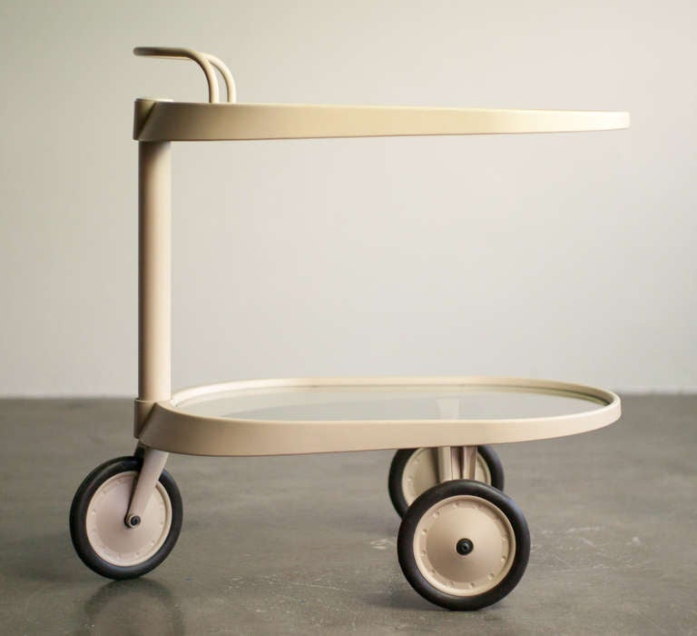 Modern trolley designed by Enzo Mari for Alessi in 1989.
Handlebar above a cylindrical shaft side support, on three wheels, stamped Alessi.
Very hard to find and in this sand color unique.
We offer museum quality crating and affordable worldwide