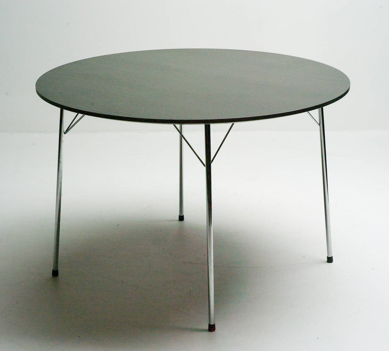Mid-20th Century Table Model 3600 and Four 3101 Chairs by Arne Jacobsen