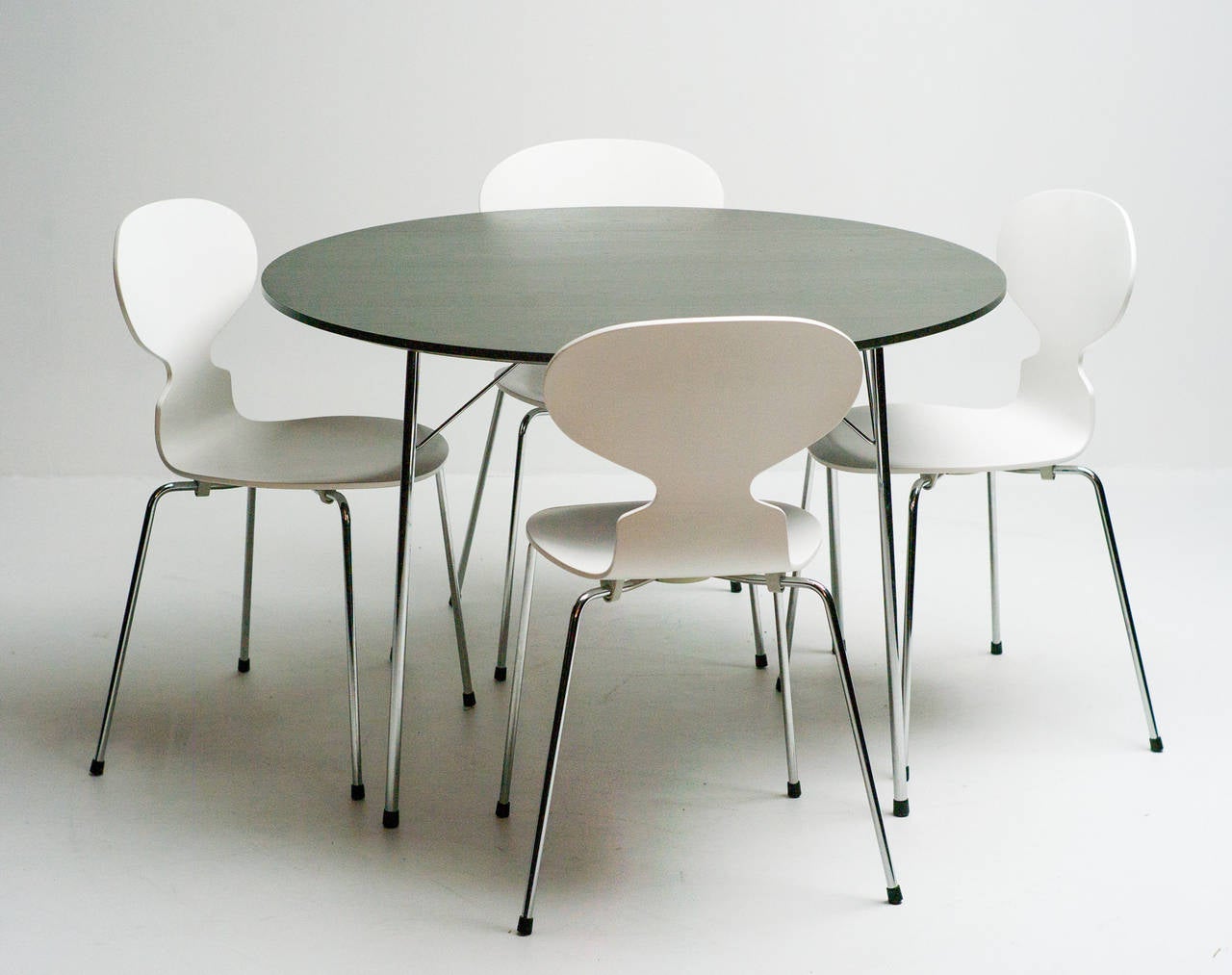 Table Model 3600 and Four 3101 Chairs by Arne Jacobsen In Excellent Condition In Dronten, NL