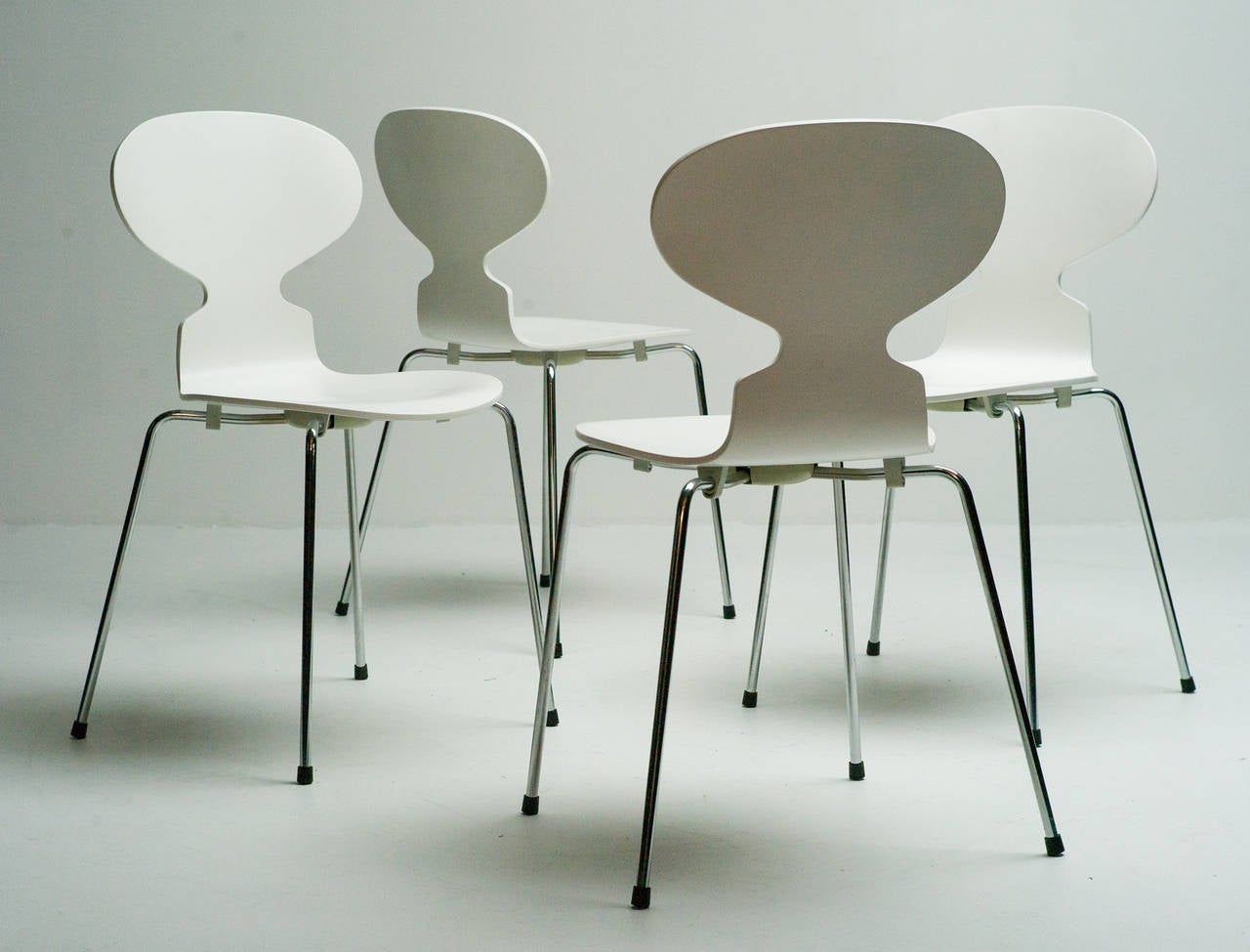 Lacquered Table Model 3600 and Four 3101 Chairs by Arne Jacobsen