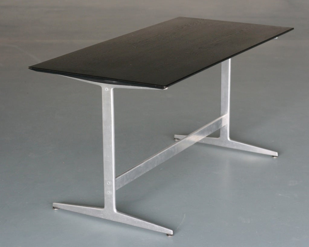 Shaker Base Table designed by Arne Jacobsen for Fritz Hansen