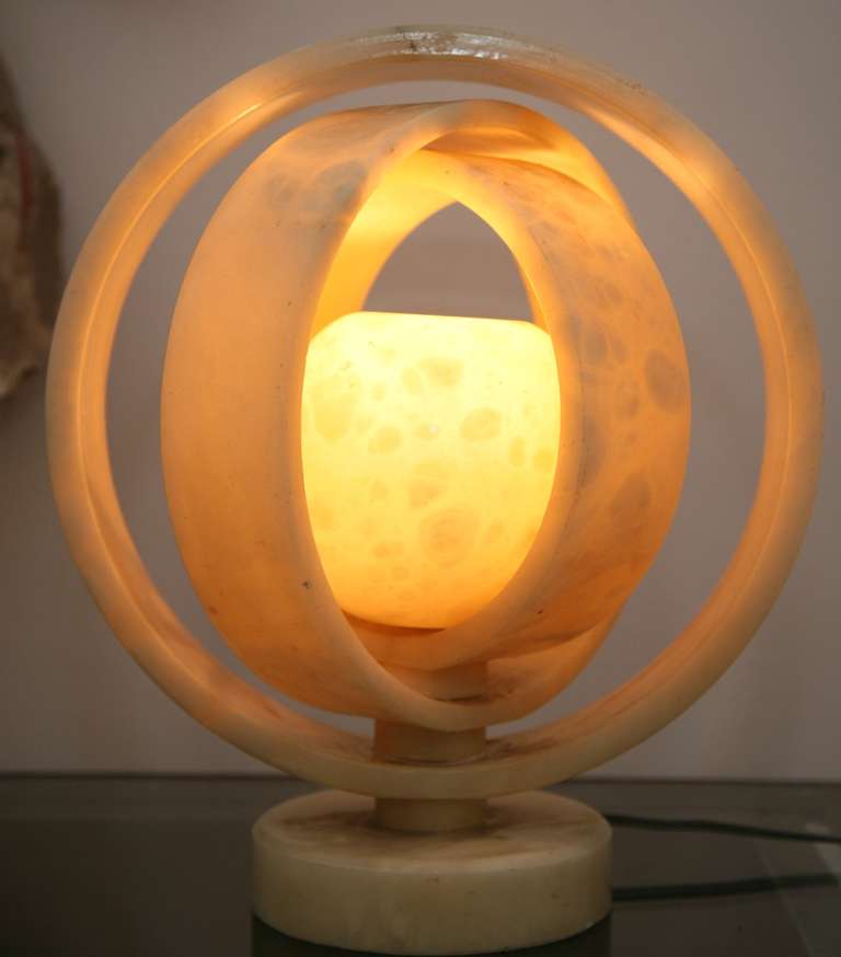 Circular Alabaster Table Lamp In Excellent Condition For Sale In Brussels, BE