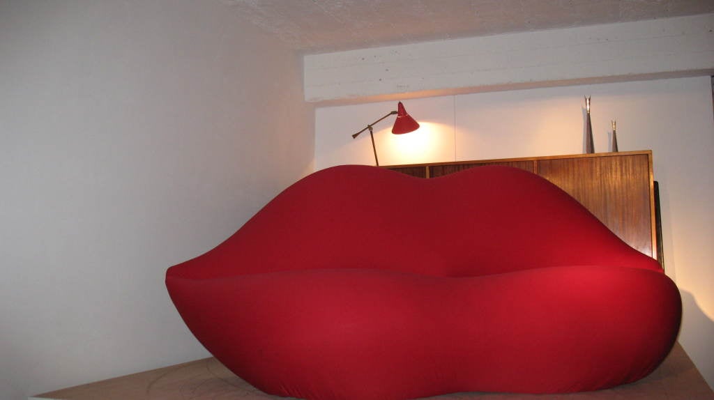 Divan in the shape of giant lips