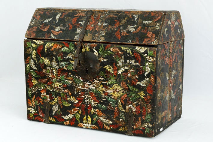 A South-American Colombian barniz de Pasto table cabinet, revealing five drawers and an upper compartment.
Colombia, Pasto.

Literature :
•  