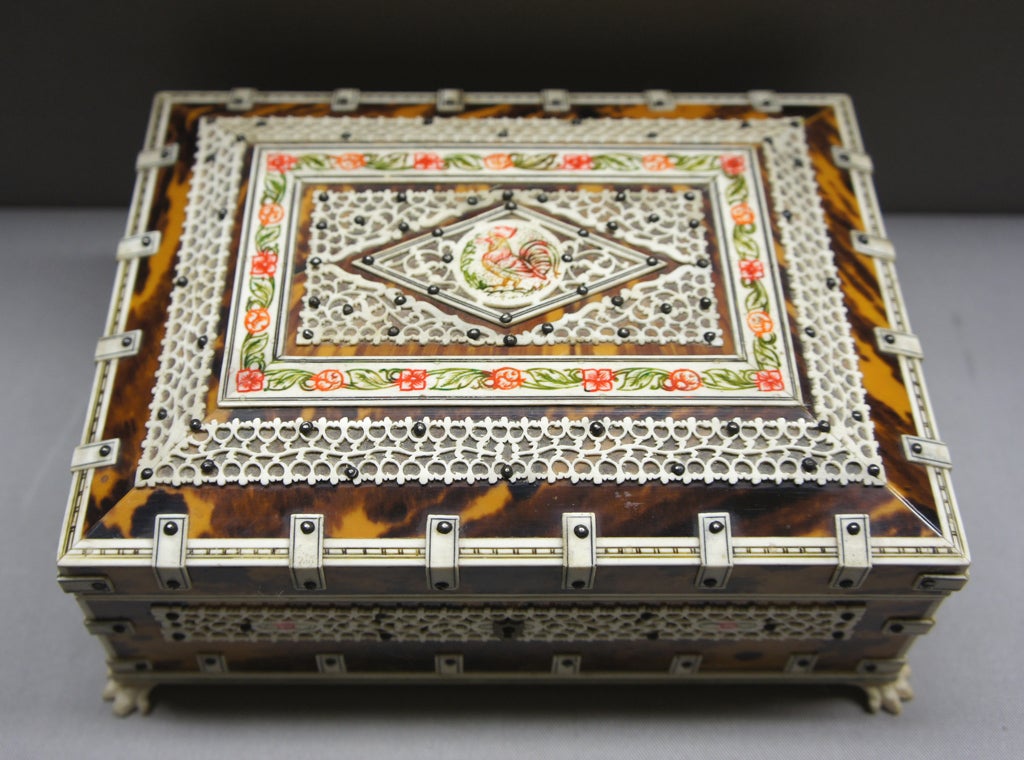 Very nice Anglo Indian Vizagapatam tortoiseshell box overlaid with ivory fretwork with paintings. Dating from ca 1930.
Literature: Furniture from British India and Ceylon by Amin Jaffer.