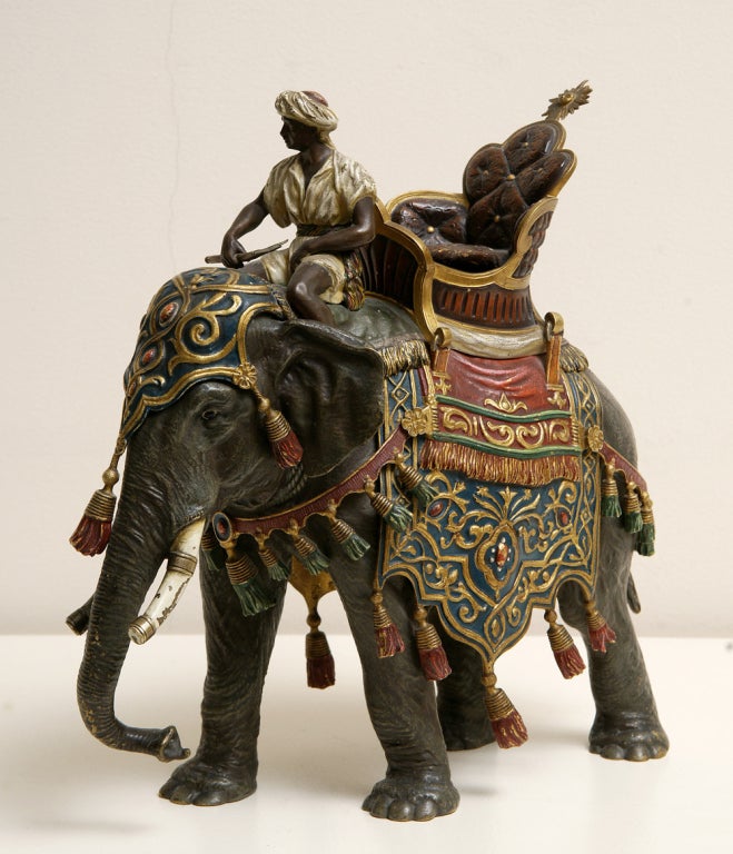 Wunderbar detaillierter, großer, kalt bemalter Wiener Bronze-Elefant mit Reiter von Bergmann. Signiert, nummeriert und mit dem Vermerk 