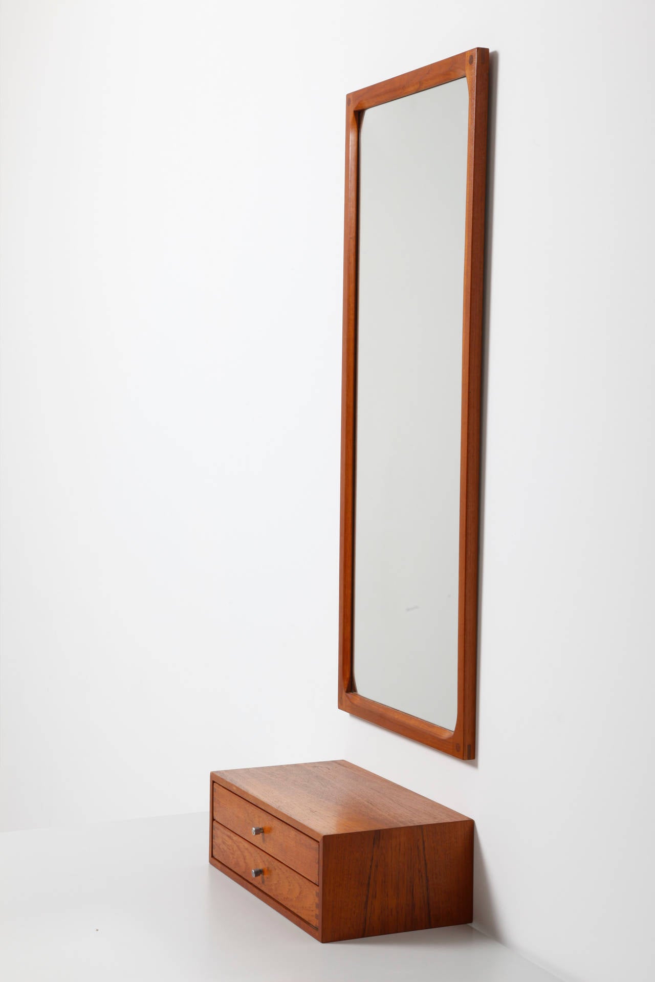 Set of wall console and mirror designed by Aksel Kjersgaard for Odder, Denmark.
Mirror in teakwood, model 145.
Size: W 41cm, H 104 cm, D 3cm. Console teak: W 41cm, H 25cm, D 25cm. Stamped.