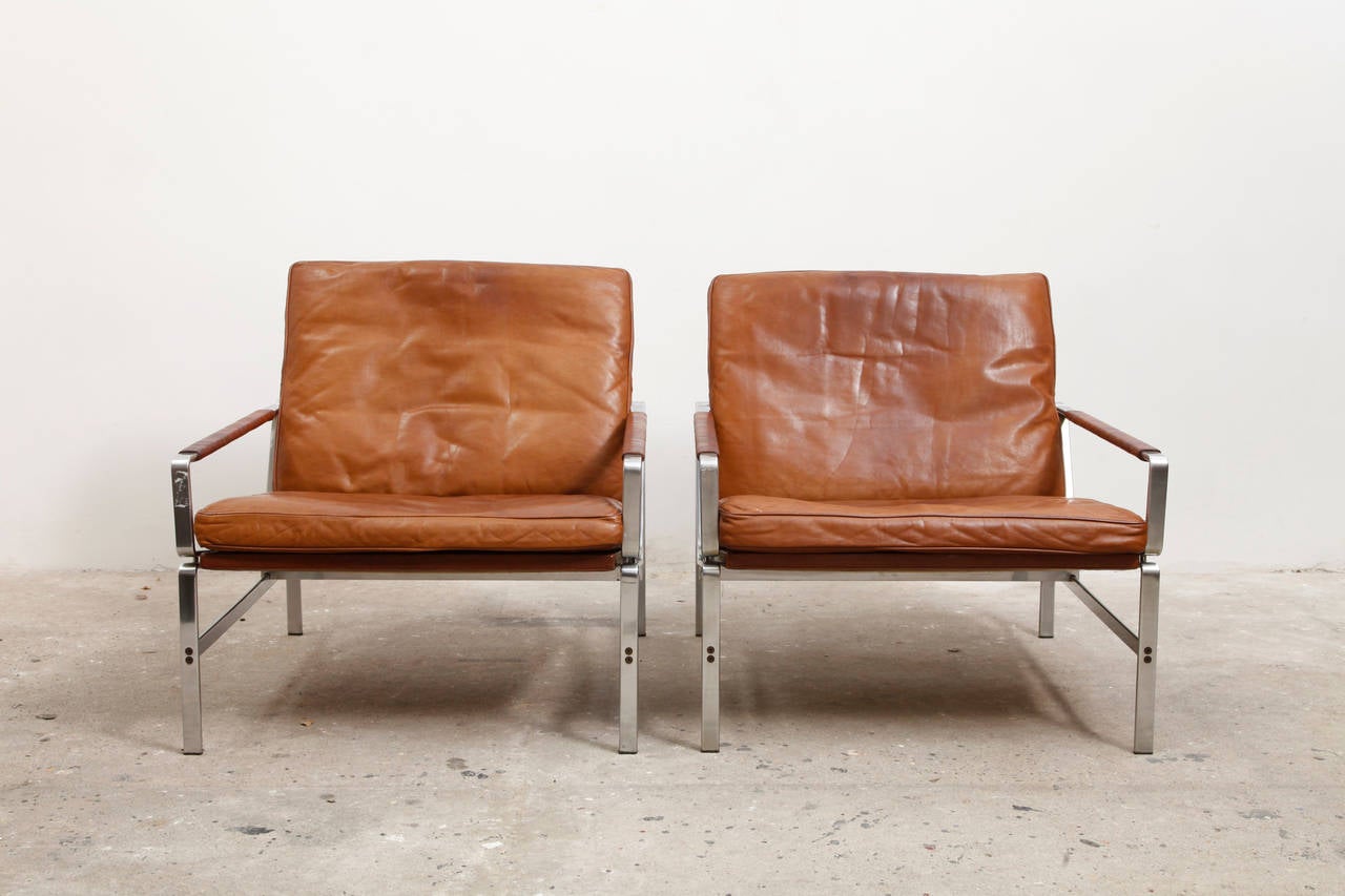 Lounge-Sessel Modell FK 6720 von Preben Fabricius und Jørgen Kastholm. Produziert von Kill International in Dänemark. Cognacbraunes Leder und verchromtes Stahlgestell. Gotting hat ein passendes Sofa Modell FK-67 zur Verfügung.
