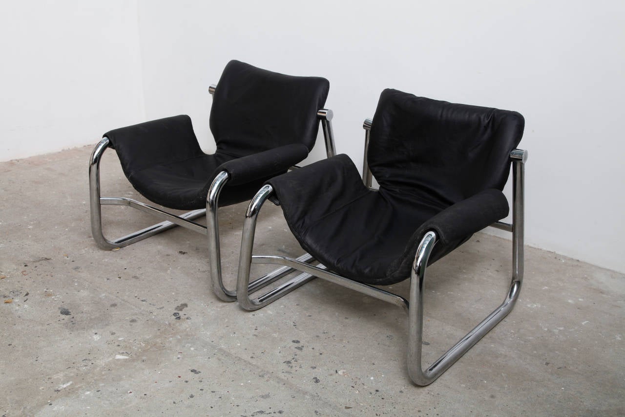 A rare Brazilian design, circa 1960, this low and exceptionally stylish lounge chairs features a soft top-grain black leather sling seat with a pivoting back, mounted on a sleek tubular chrome frame, comfortable and ergonomic.