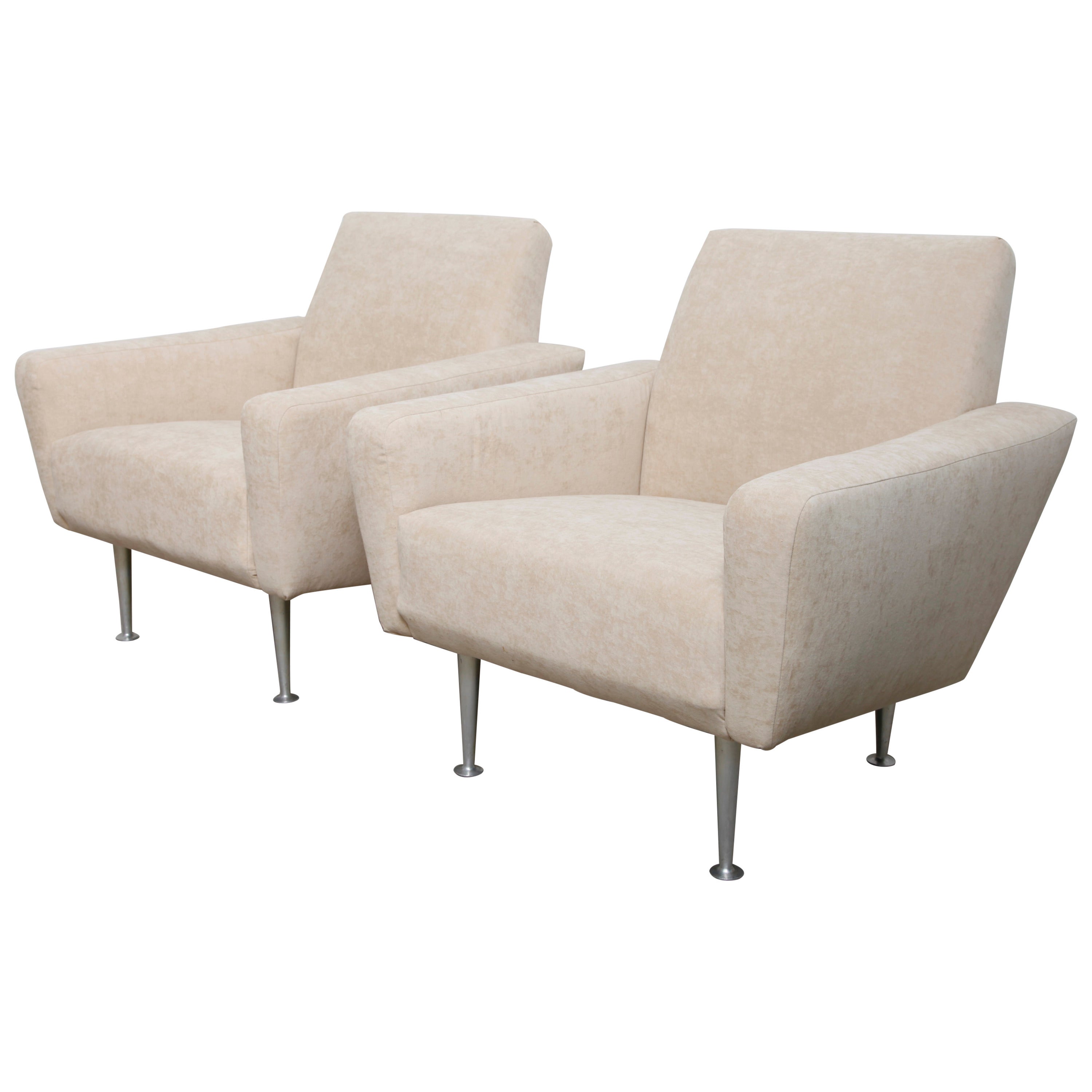 Highly refined vintage lounge chairs, a midcentury modern set of 2 chairs, reupholstered in ecru velvet, standing on chromed legs terminating on small circular pads, 1950`s.
