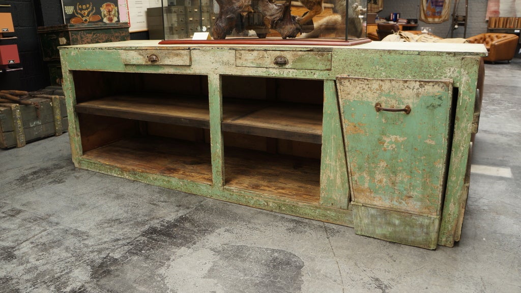Old, used workbench.  Original patina.  Exceptionam with big door on wheels.