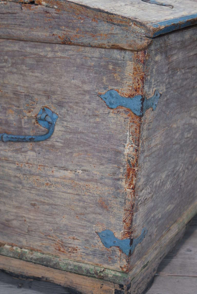 Delightful Scraped Swedish Trunk In Distressed Condition In Tongeren, BE