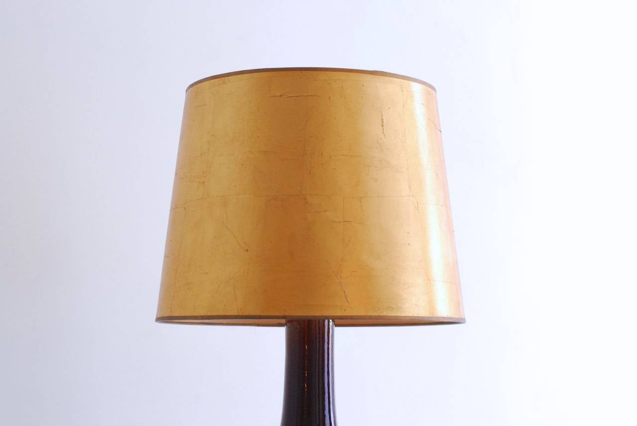 Modern Pair of 1970 ceramic table lamps with gilded paper shades. For Sale
