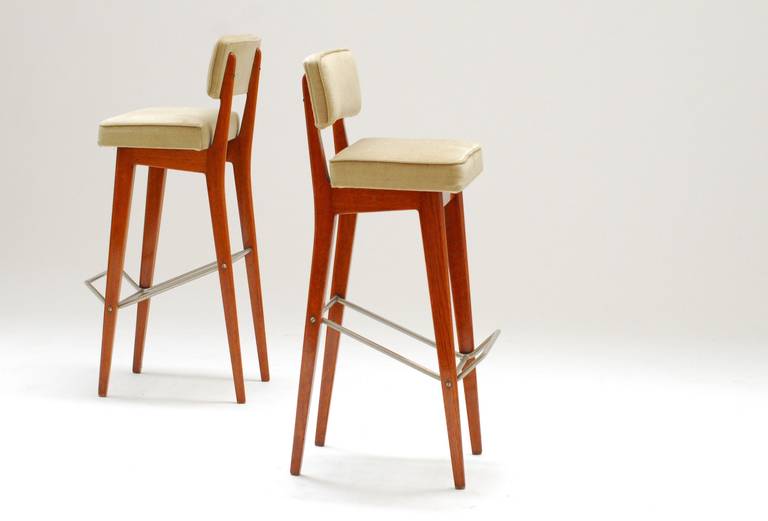 Pair of Rare 1960s Walnut Bar Stools by Fred Sandra for De Coene In Excellent Condition In Antwerp, BE