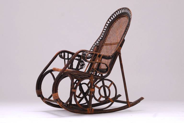 Important Articulated Rattan 1950s Colonial Rocking Chair For Sale 2