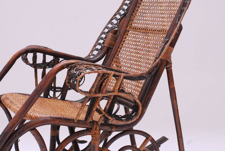 Important Articulated Rattan 1950s Colonial Rocking Chair For Sale 3