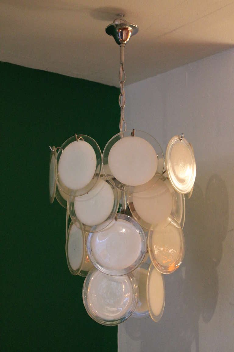 White Vistosi Glass Disc Chandelier  Italy 1960s In Good Condition In Antwerp, BE