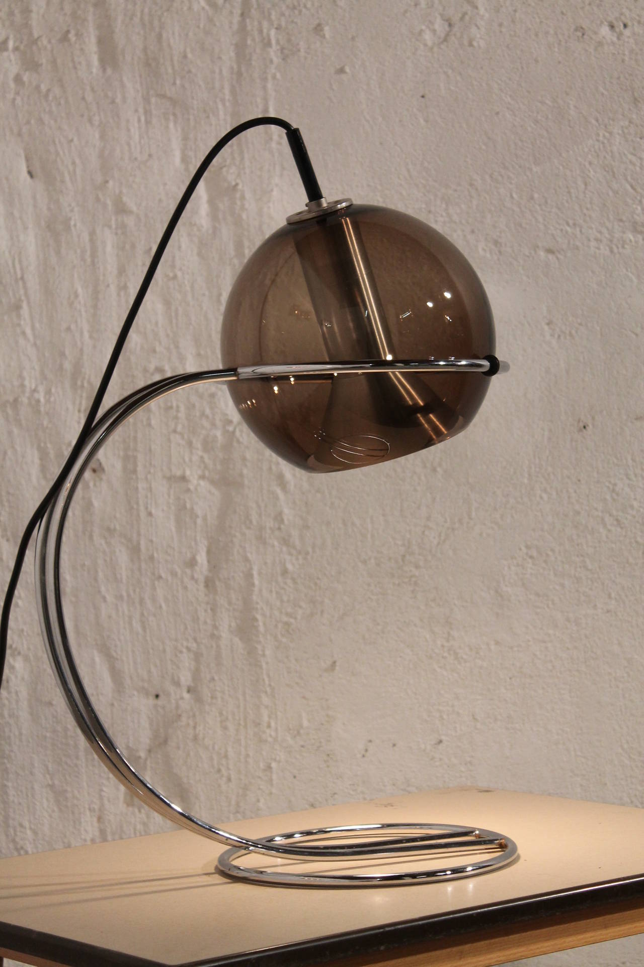 A Glass Globe Desk Lamp In Good Condition In Antwerp, BE