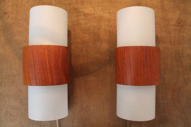 A Pair of Wall Sconces by Philips 1950s Opaline Glass and Teak Wood In Good Condition In Antwerp, BE