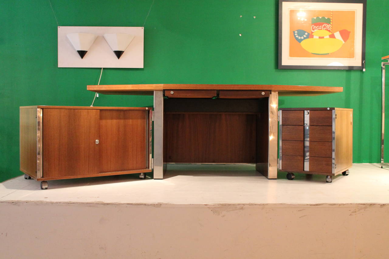 Impressive desk by Ico Parisi for MIM, Italy, 1970s.

Desk with two pivoting cabinets, with chrome hardware.

Good condition with patina on the tabletop, no damage.

Can be taken in parts for shipping.

We will ship worldwide please contact