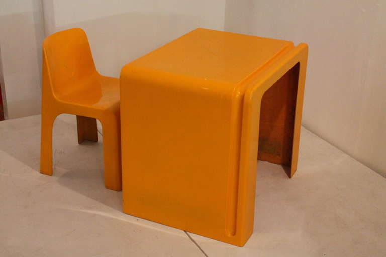 polyester Child desk and chair France 1960 s In Good Condition In Antwerp, BE