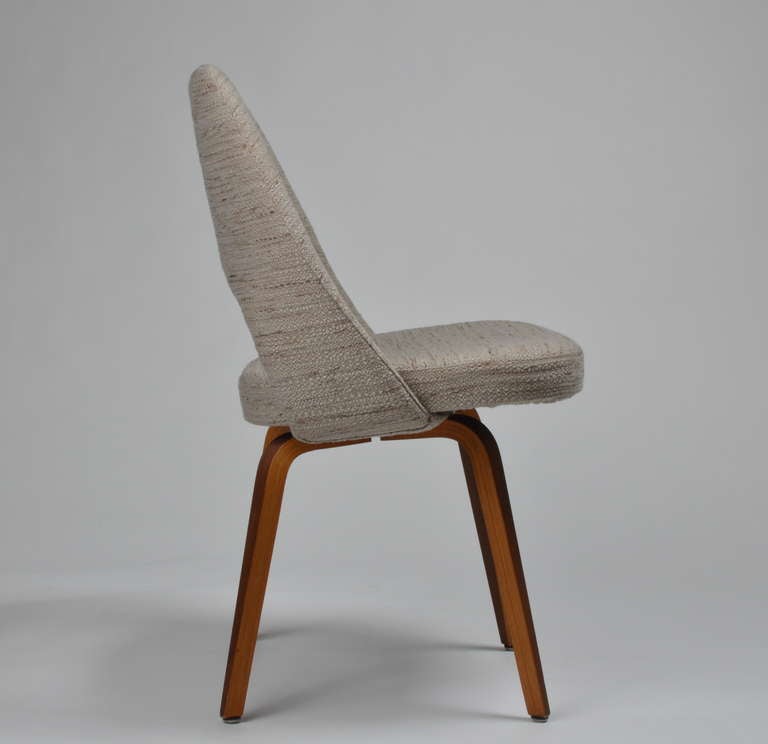 Saarinen Wood Legged Executive Chairs in Knoll Fabric In Excellent Condition In Utrecht, NL