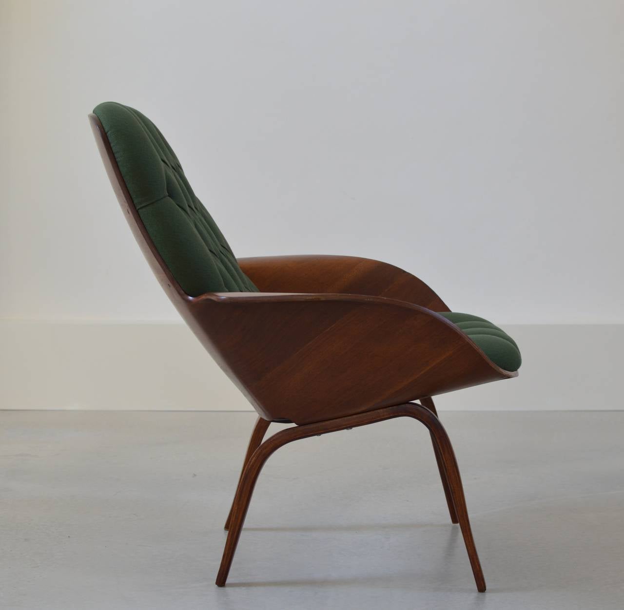 Walnut bentwood 1950's Lounge Chair by George Mulhauser for Playcraft fully restored and upholstered with green cotton tufted upholstery with buttons.