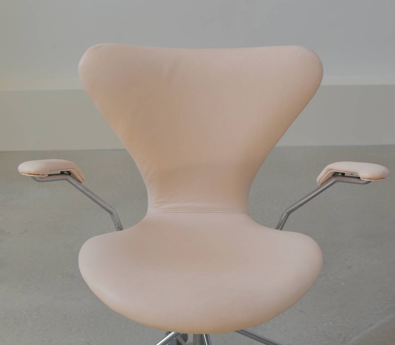 Early Arne Jacobsen Swivel Desk Chair in Leather by Fritz Hansen  3