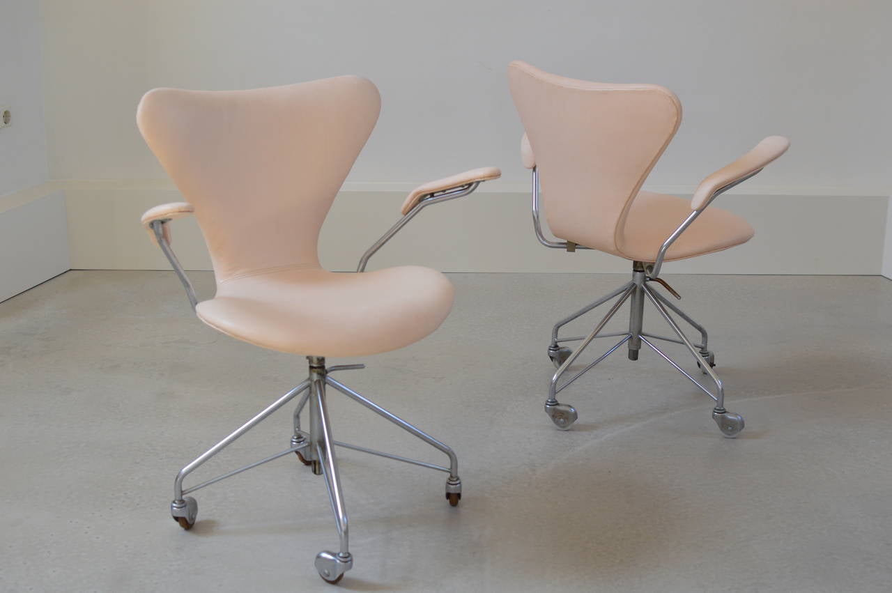 Scandinavian Modern Early Arne Jacobsen Swivel Desk Chair in Leather by Fritz Hansen 