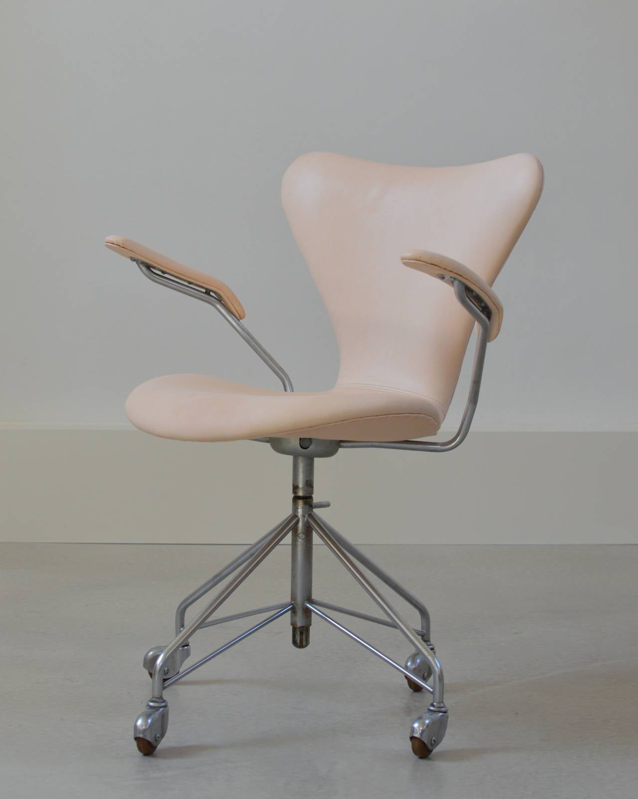 Danish Early Arne Jacobsen Swivel Desk Chair in Leather by Fritz Hansen 