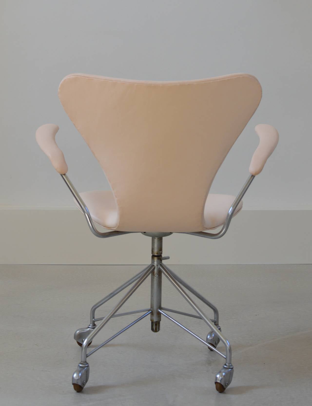 Early Arne Jacobsen Swivel Desk Chair in Leather by Fritz Hansen  In Good Condition In Utrecht, NL