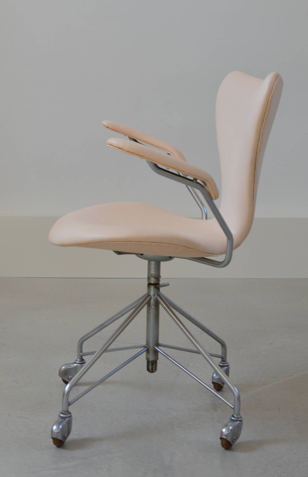 Mid-20th Century Early Arne Jacobsen Swivel Desk Chair in Leather by Fritz Hansen 