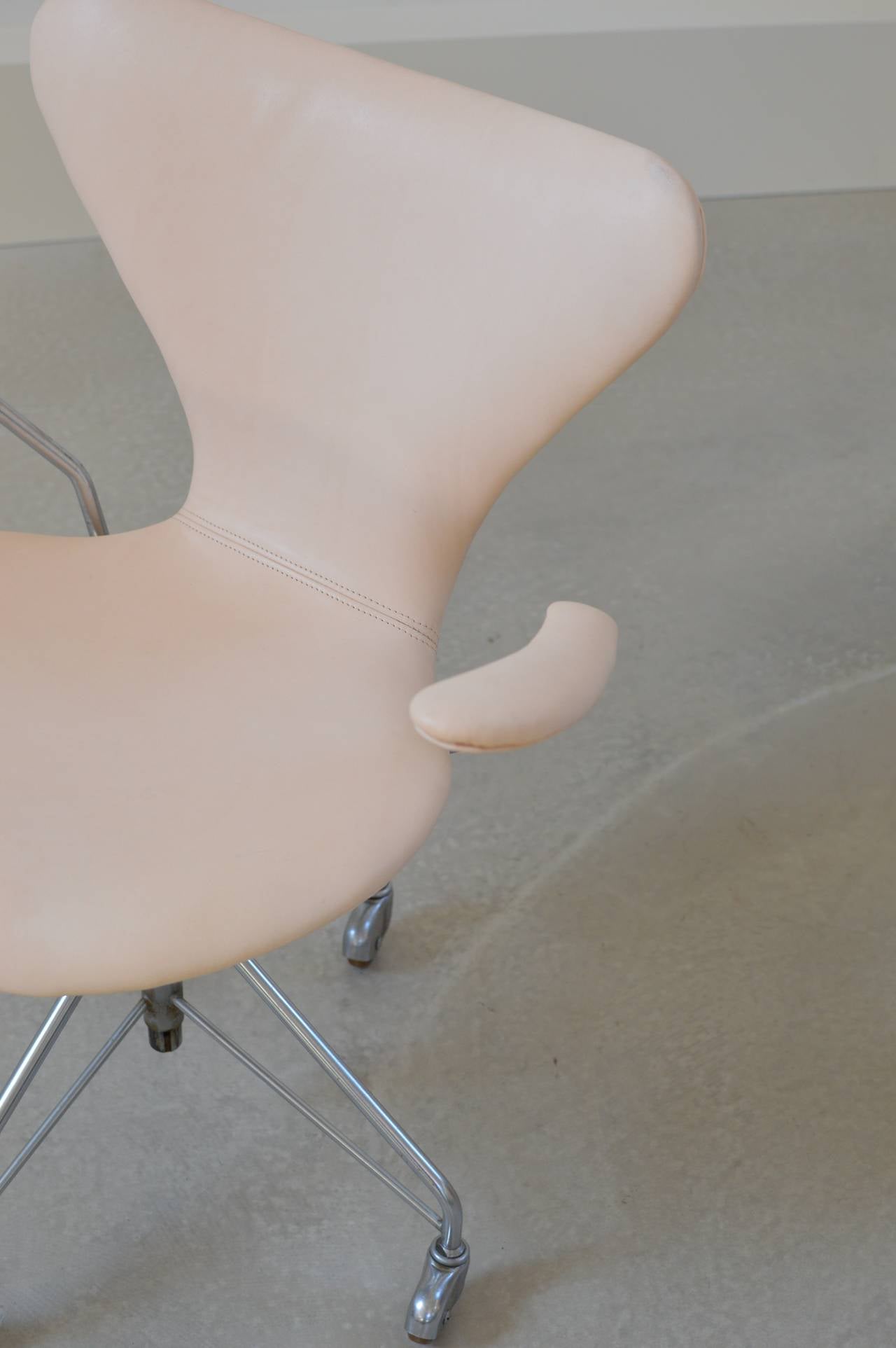 Early Arne Jacobsen Swivel Desk Chair in Leather by Fritz Hansen  1
