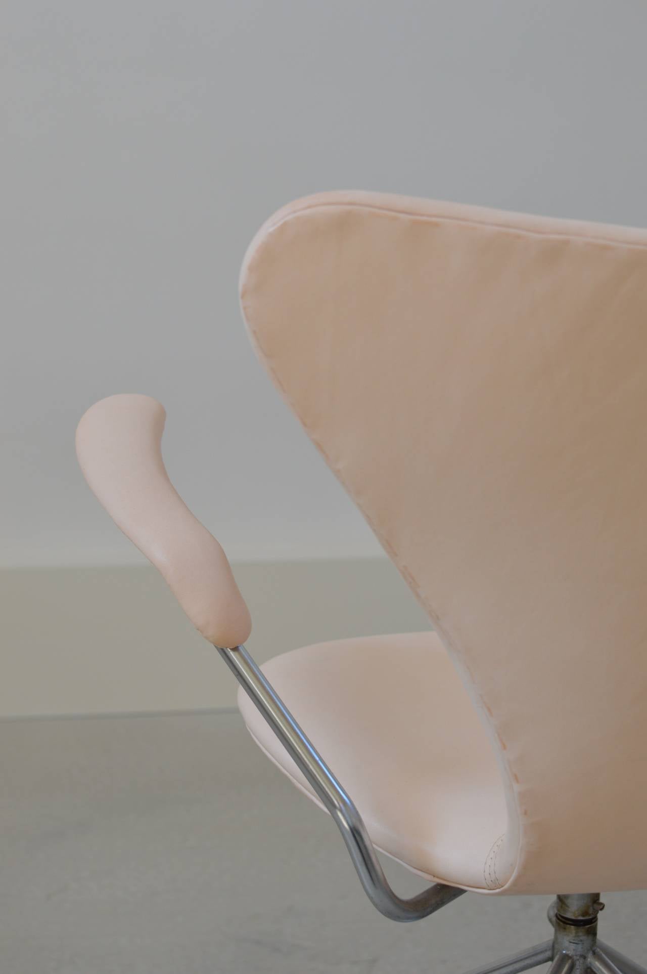Early Arne Jacobsen Swivel Desk Chair in Leather by Fritz Hansen  2