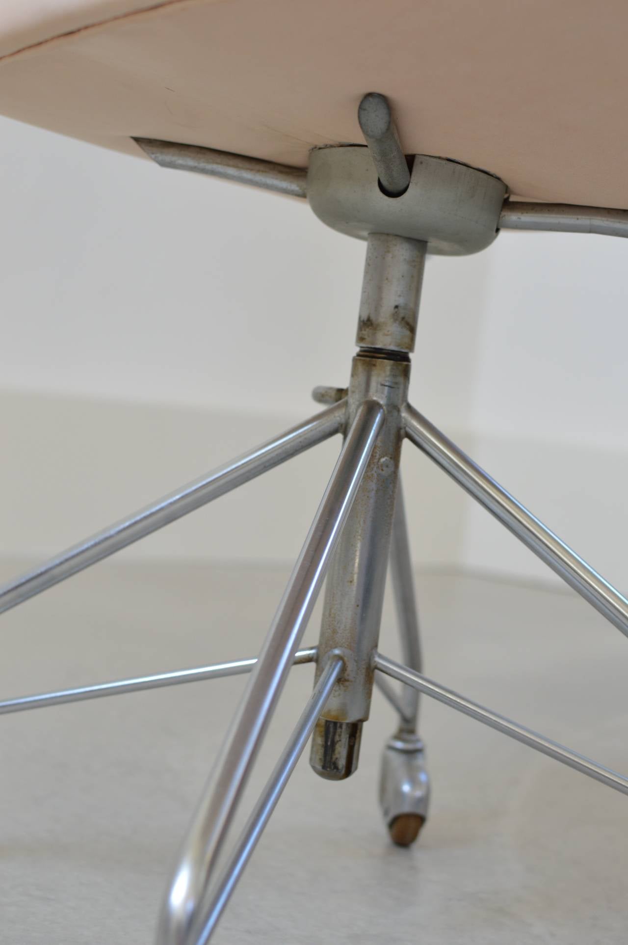 Early Arne Jacobsen Swivel Desk Chair in Leather by Fritz Hansen  4
