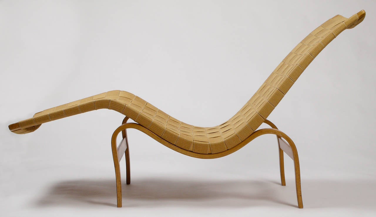 Early 'chaise' model 36 by Bruno Mathsson, Karl Mathsson, Sweden.
Beech steam-bent frame with original woven canvas webbing.
A very beautiful silhouette with high comfort in wonderful condition.

Also available: matching daybed and a book crib