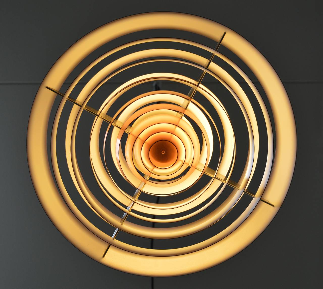 Beautiful copper Langelinie/Plate pendant by Poul Henningsen for Louis Poulsen originally designed in 1958 for the Langelinie Pavilion in Copenhagen and inspired by the pattern of rings in the water surrounding the Pavilion.
This lamp was produced