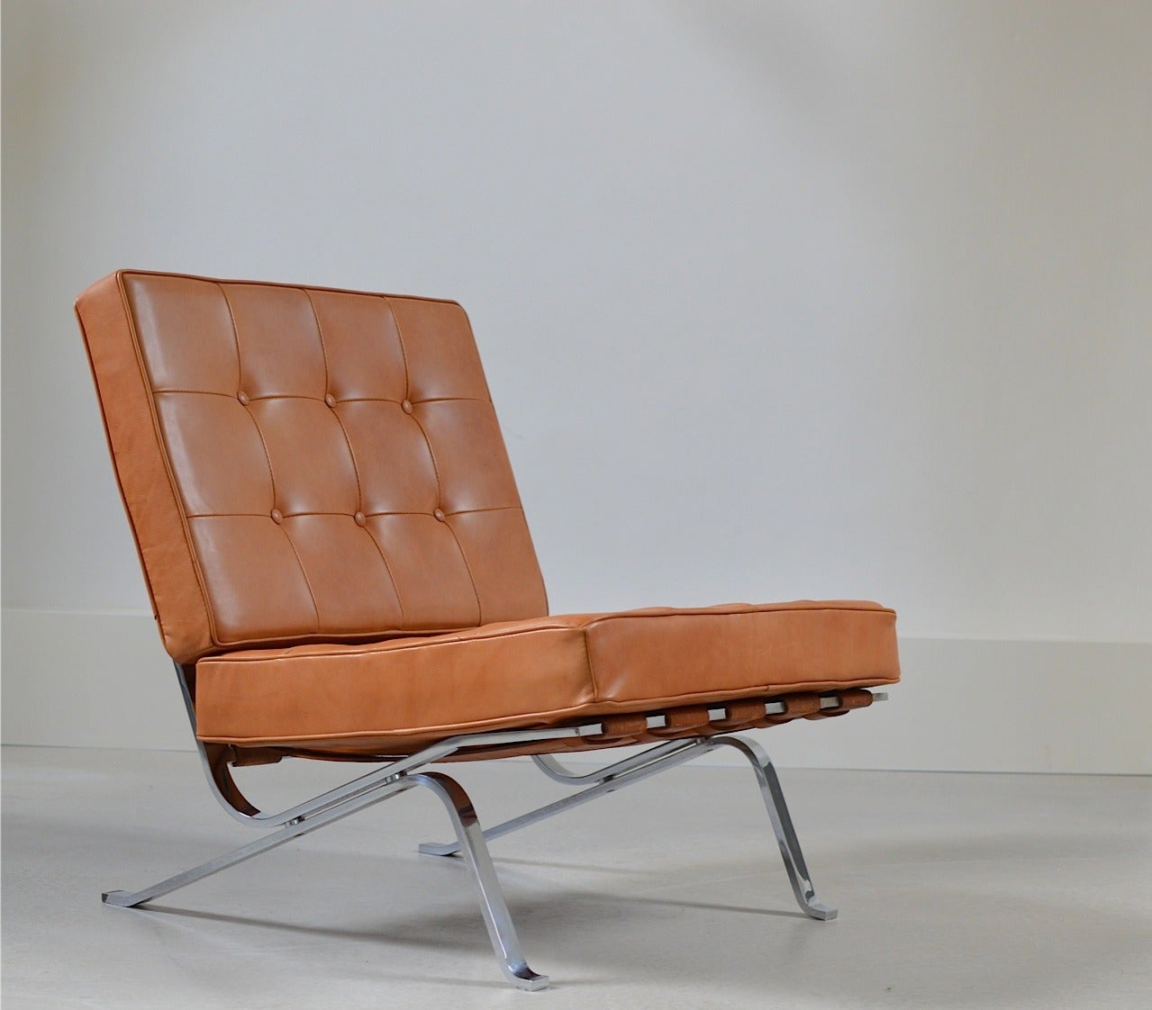 Rare Lounge Chair model RH301, also known as 'Hommage an Mies van der Rohe' since the chair was designed as a tribute to his idol Mies van der Rohe, by renowned Swiss architect Robert Haussmann and awarded with the 'compasso d'oro'.

This