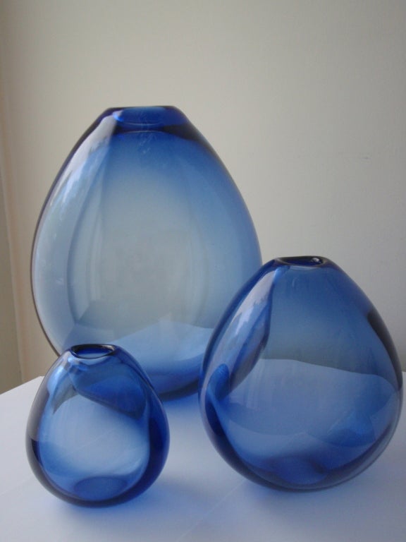 Scarce complete group of 3 'Dråbe vase' /Drop vases by Danish glass master Per Lütken for Holmegaard from the very earliest production series, as signed 19PL55.
These organic shaped mouth blown vases where manufactured with using steam from a wet