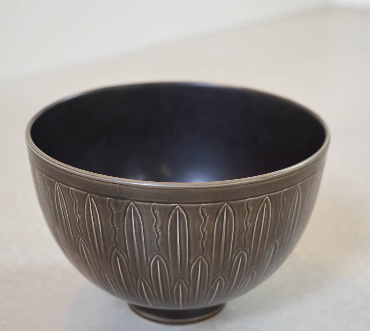 Rare large fruit bowl from the rarely seen 'Solbjerg' series, from Nils Johan Thorvald Thorsson (1898–1975) earlier work for Aluminia. A branch of Royal Copenhagen where he was appointed as Artistic Director.
Measures: Ø 28.5 x H 19.5 cm.
 