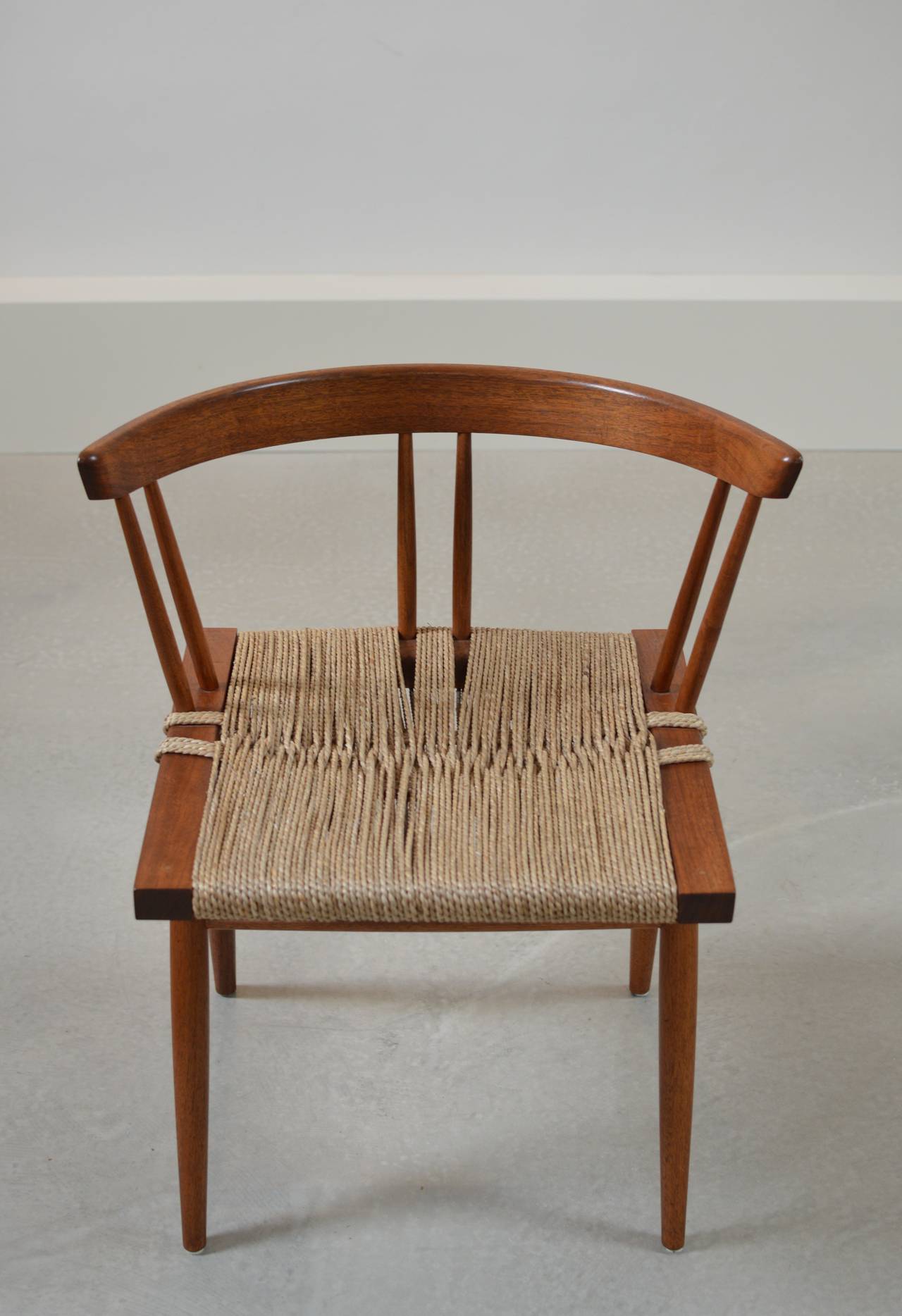 George Nakashima Schwarznussholz Gras Sitz Stühle (Seegras)