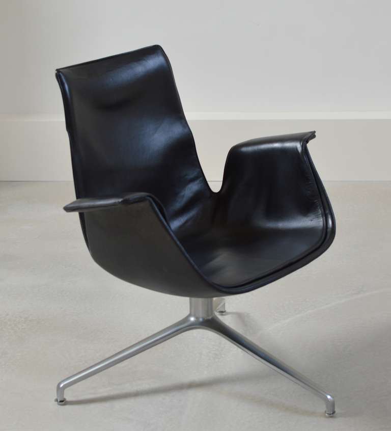 Early edition (1968, first owner) of the FK6726 Bird Chair by Preben Fabricius & Jørgen Kastholm for Alfred Kill (as signed) in original, beautifully aged, black leather.  

The sizing of this early chair is smaller compared to the later / recent