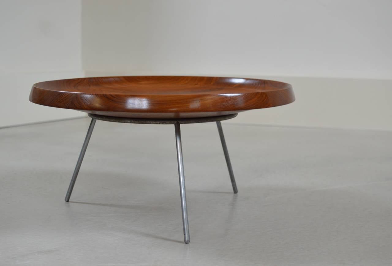 Vary rare fruit bowl by Hans Wegner in a gorgeous wood grained teakwood 
on a chromed three legged base, executed by Johannes Hansen.
Tray comes in very well preserved condition with a wonderful rich oil finish.