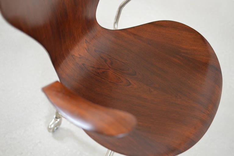 Earliest Arne Jacobsen Rosewood Swivel Desk Chair with Arms In Good Condition In Utrecht, NL